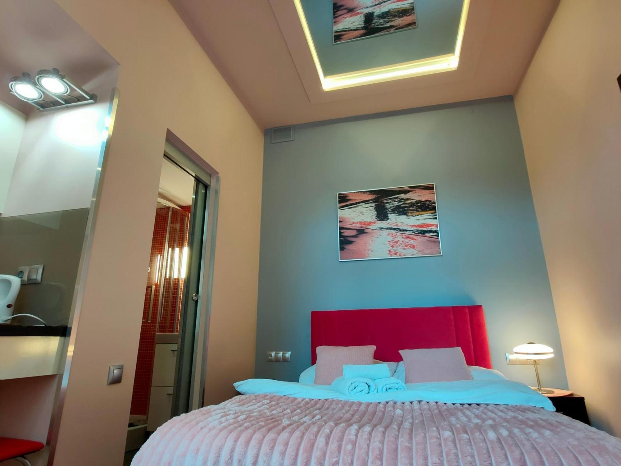 Mirror Pink Studio Apartment, Krakow